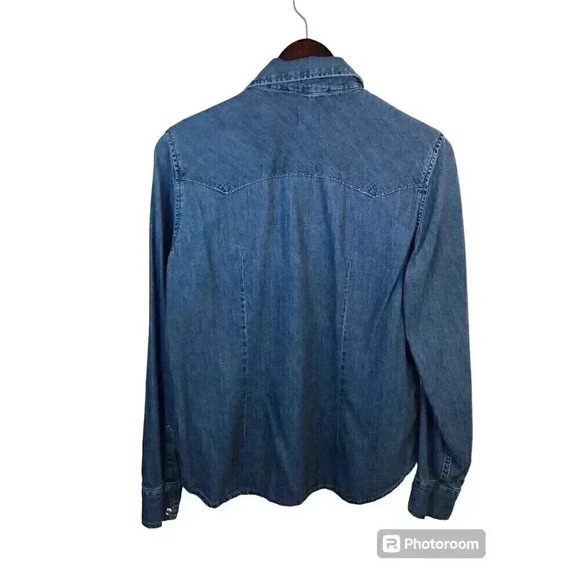 Gap Women’s Large Blue Jean Pearl Snap Shirt Studded Logo L/S Pockets - Picture 2 of 6